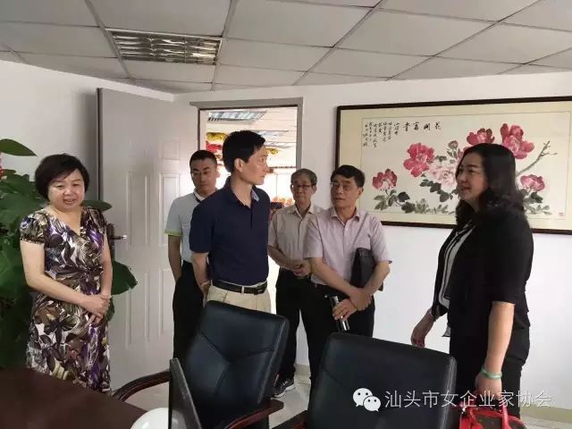 小组到我会实地考评,我会吴莉翔会长,林丽容监事长,池丽玫党支部书记