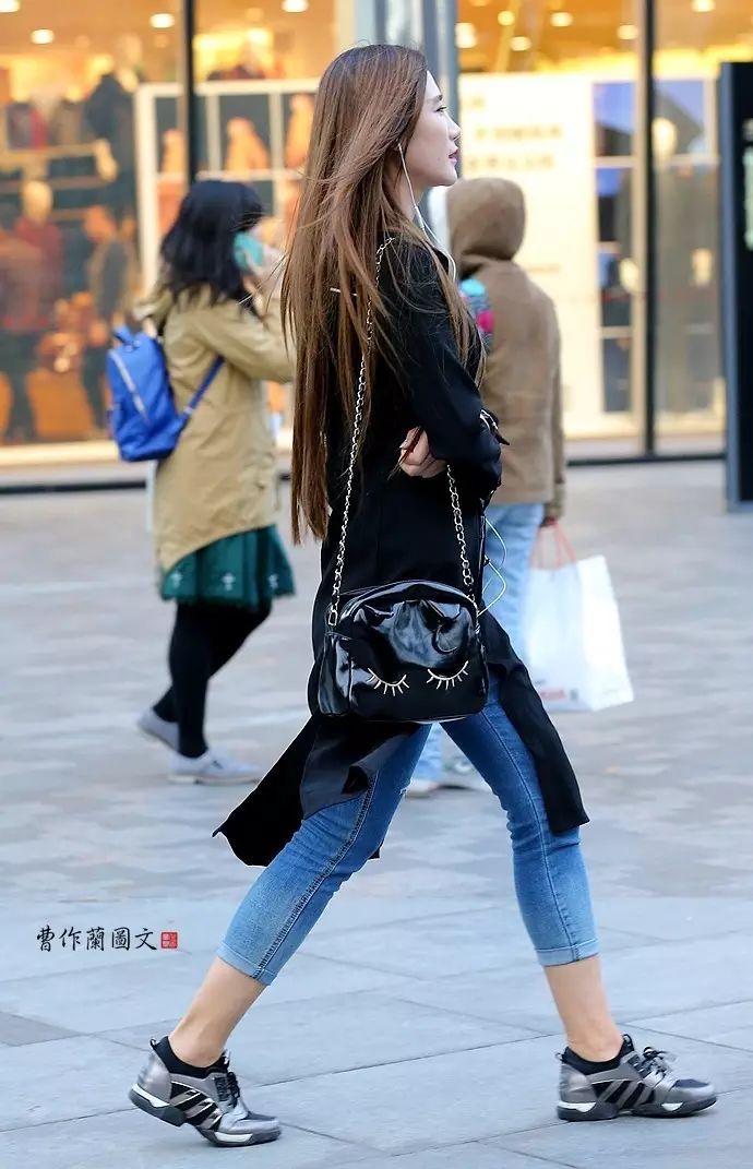 街拍:美女营造的冬日新时尚——露脚踝