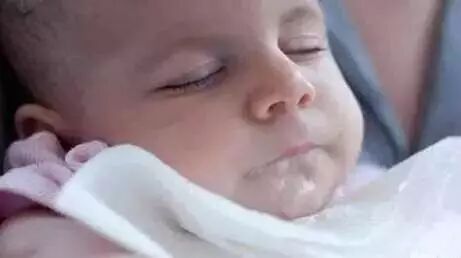 育儿小知识 | 新生儿漾奶、吐奶、呛奶，怎么办？