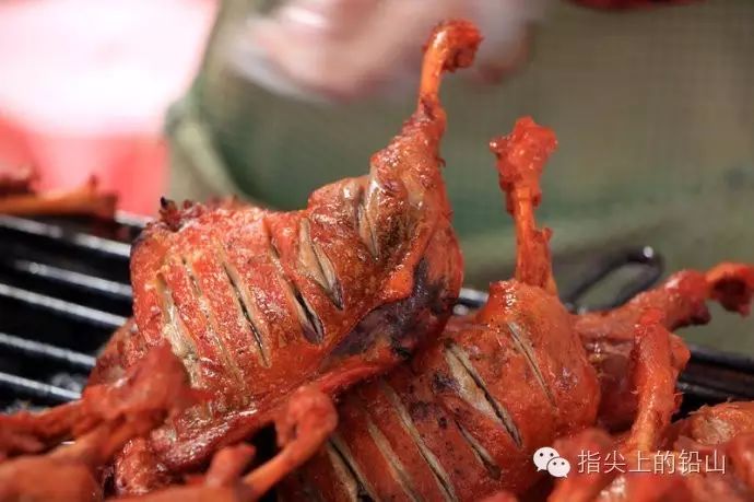 使用上饶当地山里散养山鸡的特大鸡腿,根据传统工艺,采用现代食品科技
