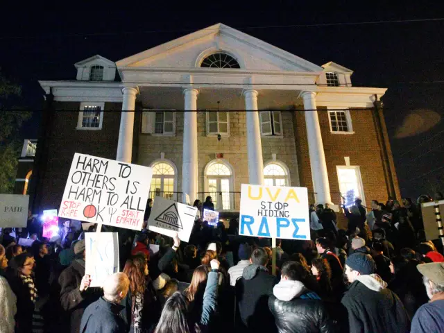 (2014年11月22日，在ΦΚΨ兄弟会楼前抗议的人群。图片来自美联社，版权属Ryan M. Kel