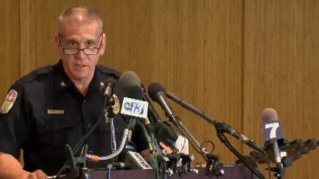 (隆戈警官在新闻发布会上。图片来自Daily Mail，版权属原作者所有。)