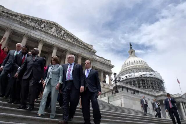 (周三国会大佬们走出国会山。图片来源于：美联社，版权属于原作者)