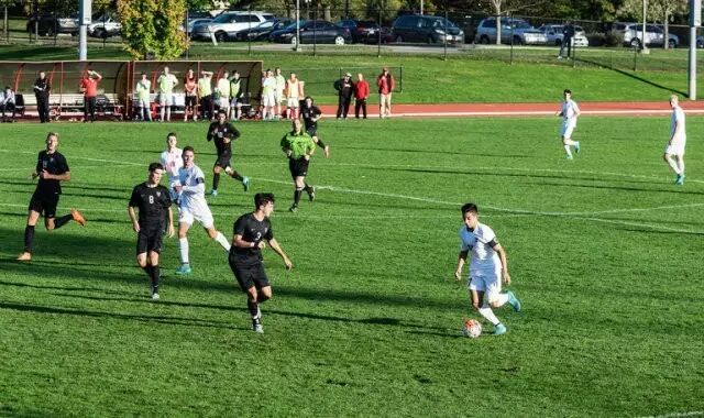 (身着黑色队服的哈佛男子足球队在早先的一场比赛中。图片来源于：nytimes.com，版权属