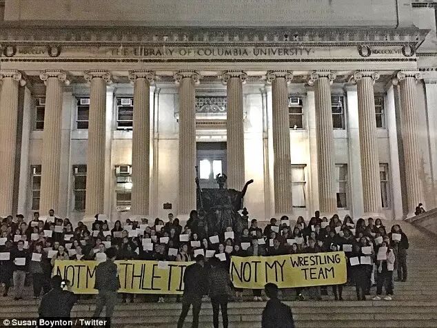 (图为哥大学生集会抗议摔跤队。图片来源于：Twitter, 版权属于原作者)