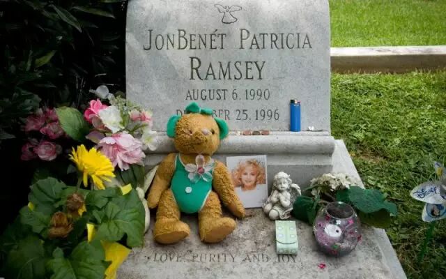 (琼贝妮特的墓碑。图片来源：The Daily Beast，版权属于原作者所有)