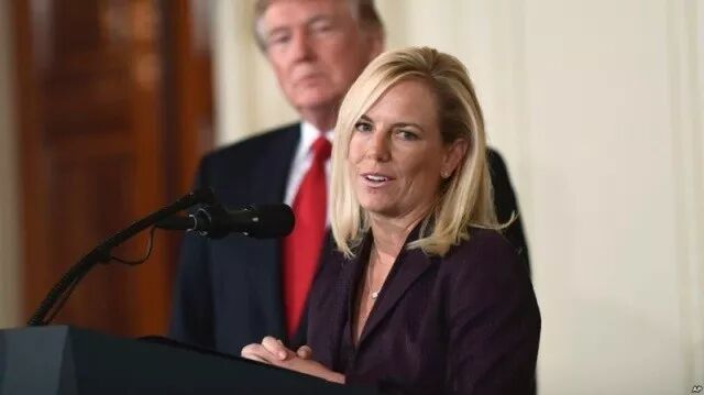 Kirstjen Nielsen与川普出席DHS部长提名的新闻发布会上    图片来源于美联社，版权属