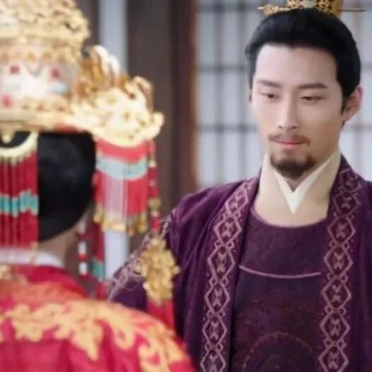 皇帝一死，皇后对大臣说：杀了你的妻子我就嫁给你，大臣照办