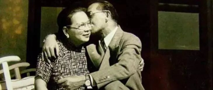 与发妻恩爱50多年，晚年执意去找前女友，妻子苦笑：我懂你隐痛