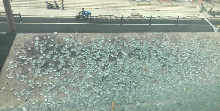 天呐!今早普陀武威东路一小学生上学途中被高处坠落玻璃砸伤!