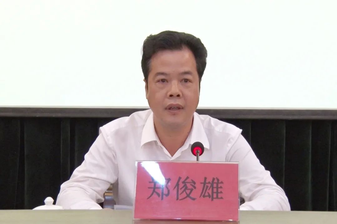 郑俊雄在全县科级干部青年干部培训班上强调打造海丰狮子型党员干部