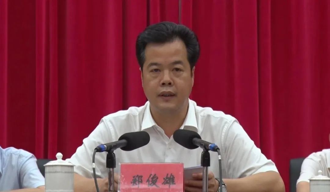 郑俊雄主持召开全县三大攻坚战推进会