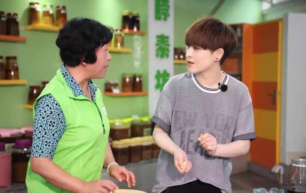 《盼盼在益起&middot;我们在一起》于湉收获大妈芳心 厉娜脚踩缝纫机状况百出