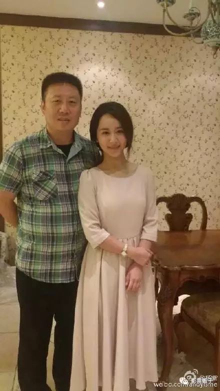 结果杨紫爸爸嫌弃说女儿把自己拍的不够帅,所以杨紫赶紧又补发了一张