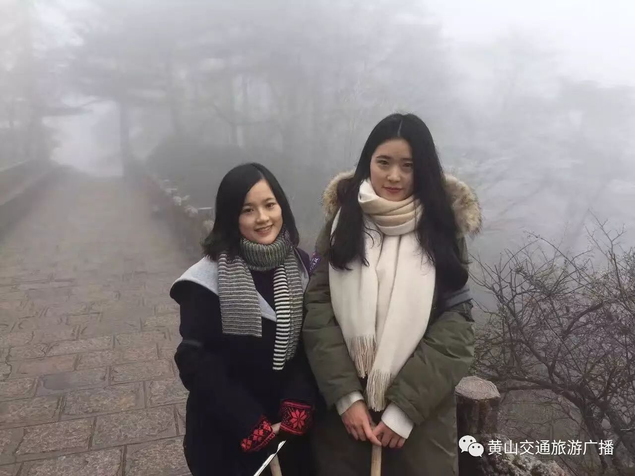 美女:我是蒋亚蕾,我们来自广西桂林,今天一到黄山山上就感觉好壮观