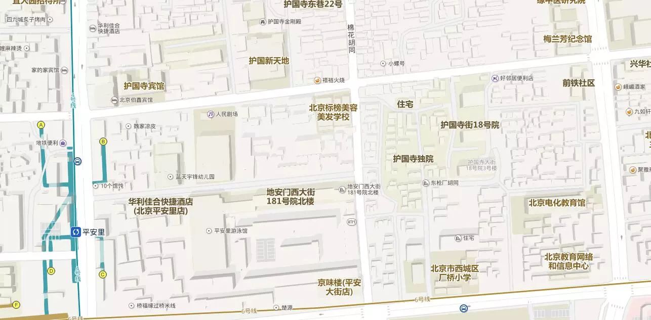 关键是味道是正宗的老北京味道 这就是西城区的护国寺街 西端则是地铁