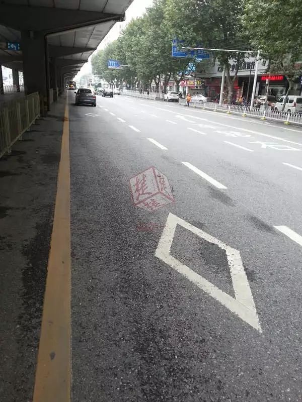 解放大道:减速提示标志和减速让行线