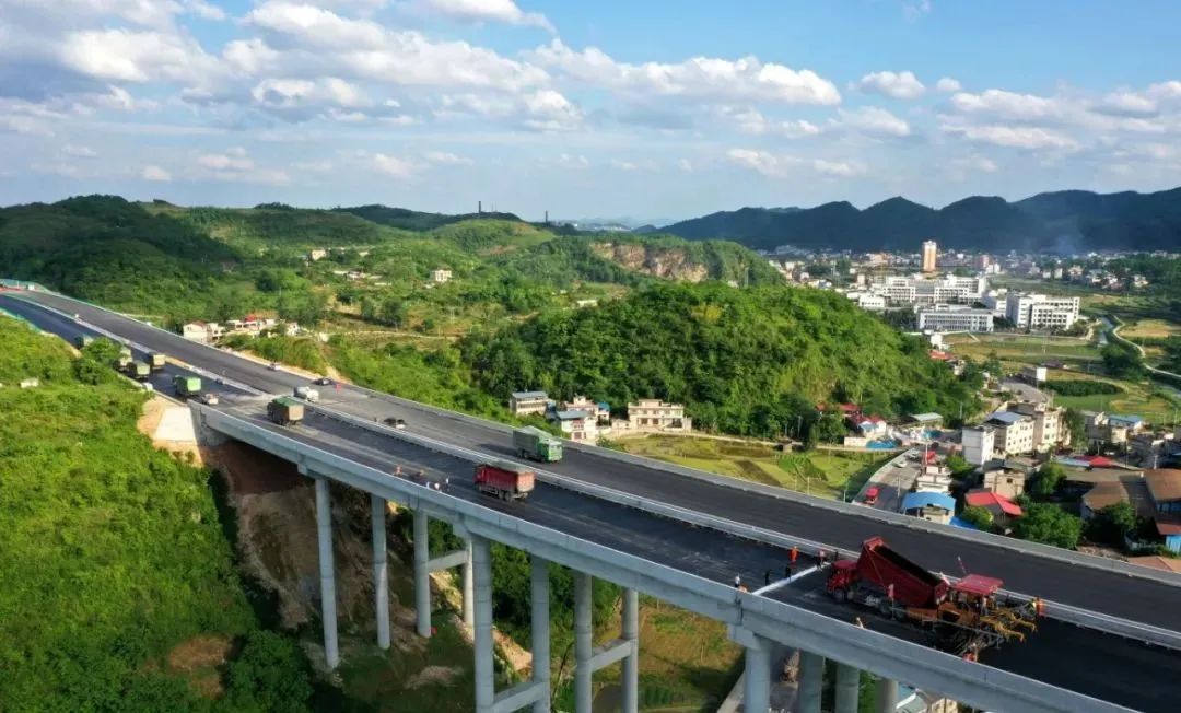 >首页>资讯>黔南州> 5月14日,记者在贵黄高速福泉市龙昌镇境内的施工