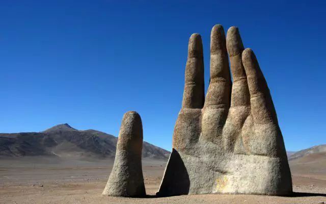 神秘巨手隐藏在全球最荒凉的沙漠中！