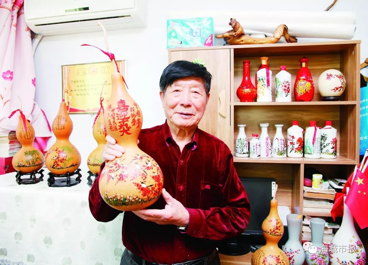 家住中街的84岁老伯贺振利再次在葫芦上作画,表达对国家富强民族振兴