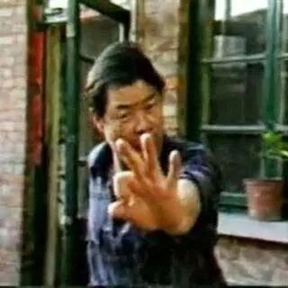 好么!介大哥, 真是风雨无阻啊,这天还不回家,您了是