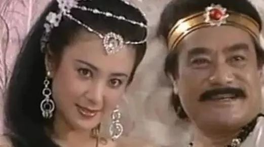 同是演妲己,一个误入歧途至今单身,一个51岁仍美艳幸福