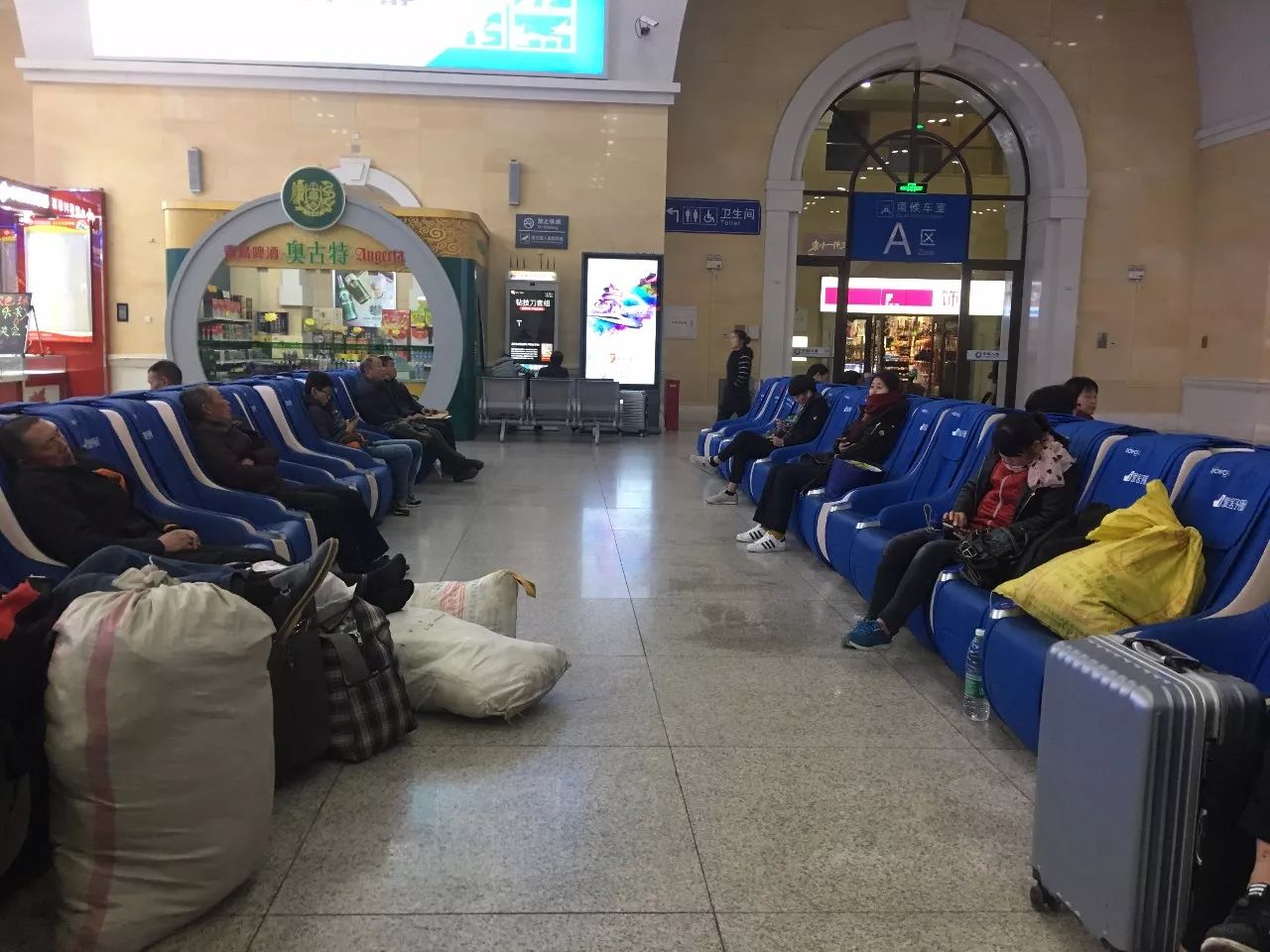 青岛车站候车室现豪华按摩座椅 乘客极少付费使用
