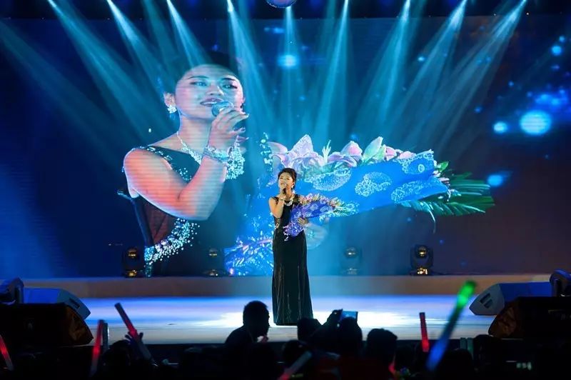 白玛多吉以独特的嗓音为大家演绎了一首又一首的经典歌曲