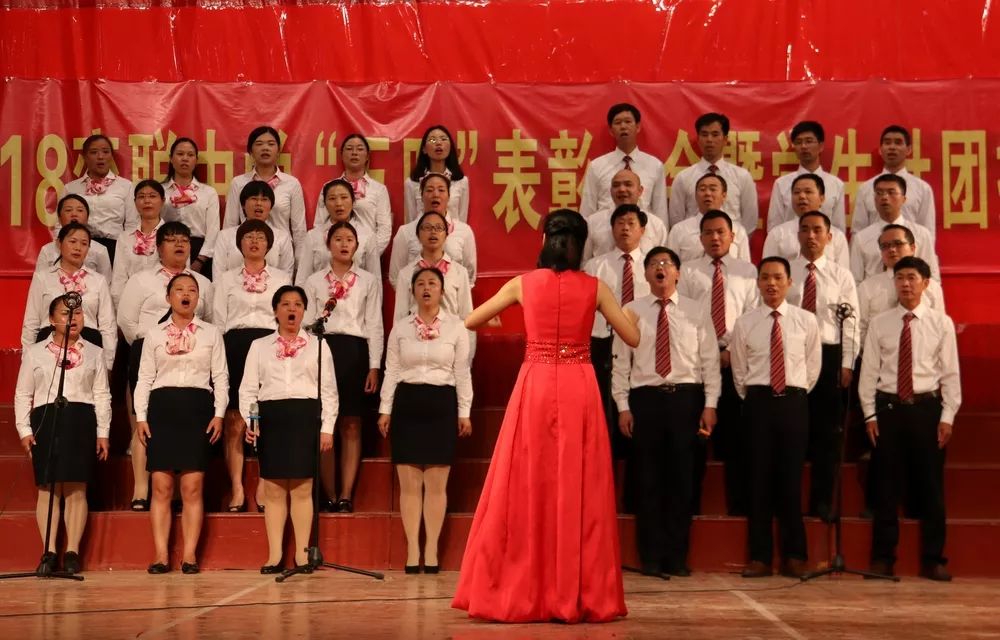 教师表演合唱《我们走在大路上》