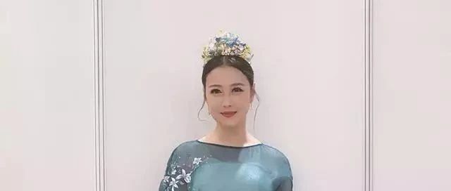 周海媚哪里像52岁?薄纱裙花冠头少女感十足,生图和精修几乎没差