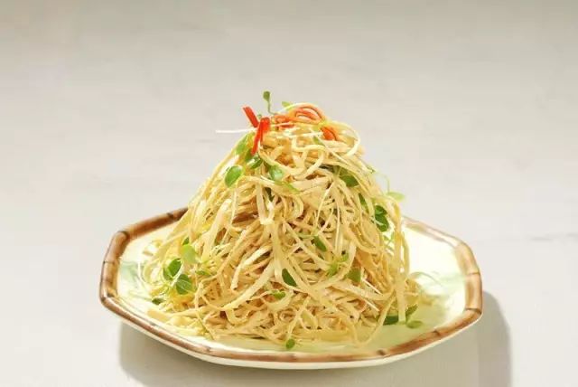 香椿苗拌豆腐丝