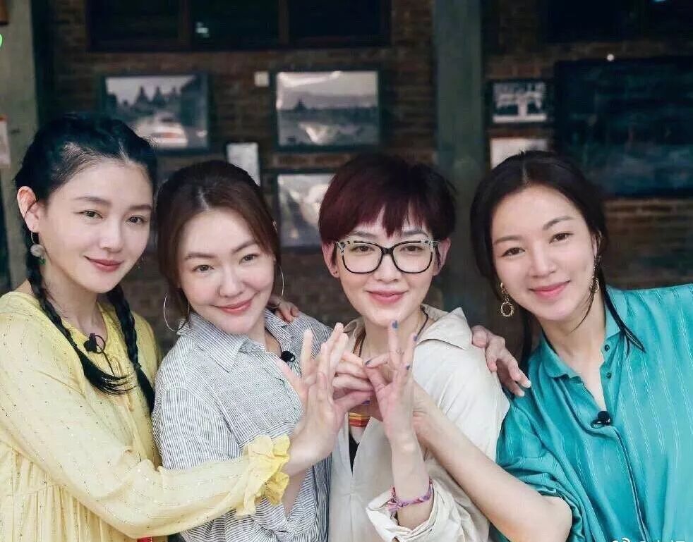 不敢见太阳，用剪刀剪自己的肉，她活成了幽灵少女？