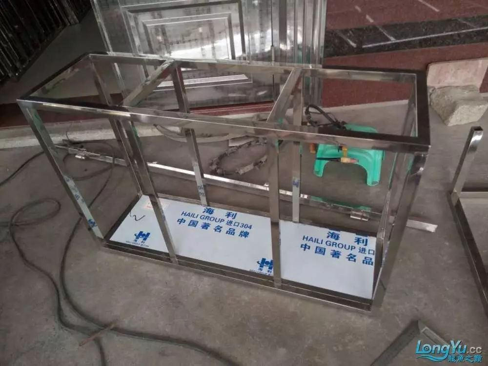 底柜用1mm厚25mm宽的方型304不锈钢焊架子,一步到位,不用防水气永不