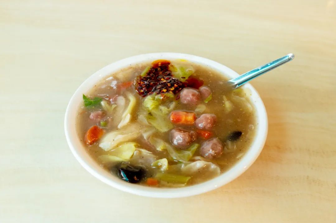 如此简单的食材要想做出最正宗的肉丸胡辣汤,烹饪过程还是很有讲究的.