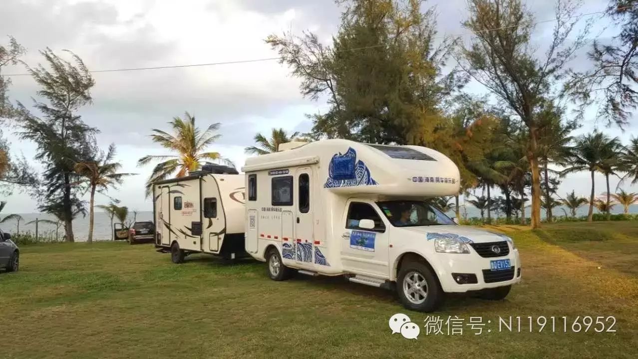 5座蓝牌c本就可以开的梦之旅房车,房车可以做饭,可以洗漱,在海边安营