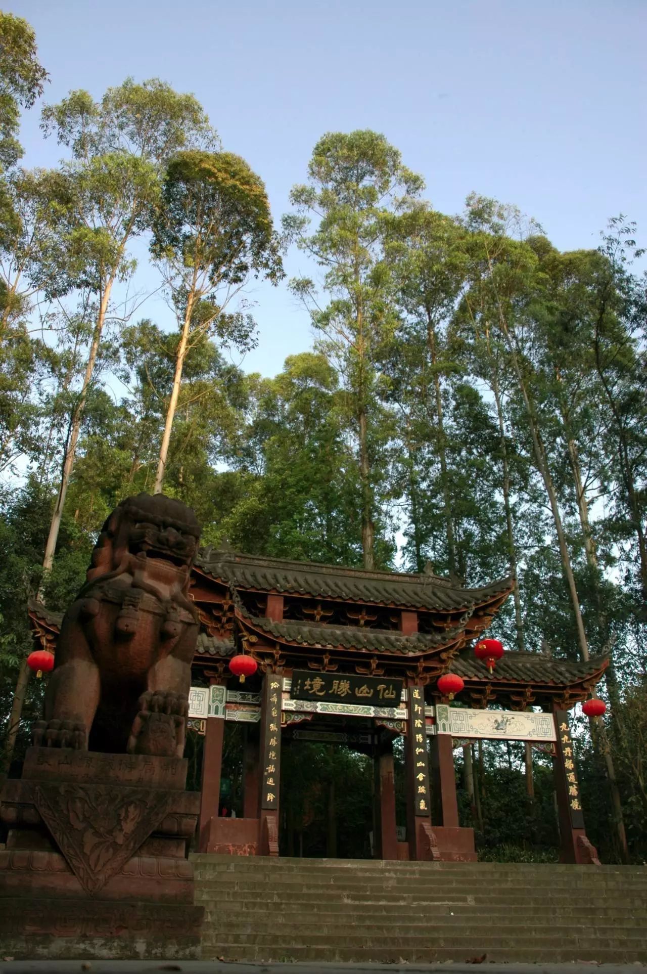 彭山离成都只有60km,一路的标牌都非常清楚 齐山大佛