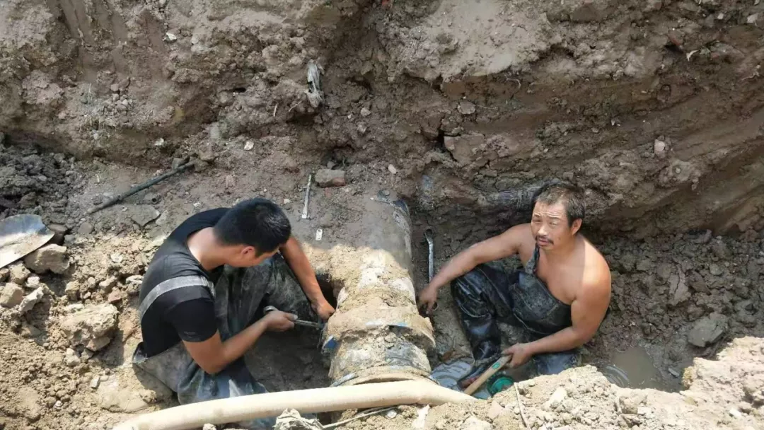 不顾安危保抢修 住民欢快我欣喜