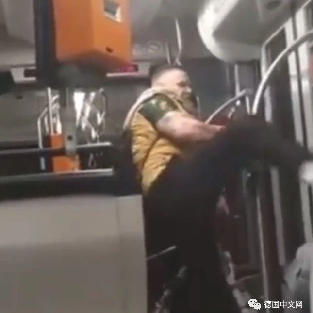 种族主义！德国电车上暴徒袭击了移民青年...