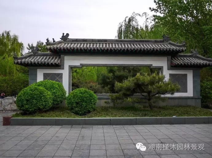 障景:指以遮住破坏景观的事物,或暂时遮住应马上出现的景物.