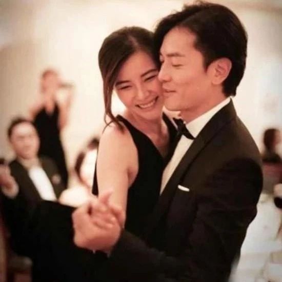 陈小春老婆和郑伊健老婆近照,同是古惑仔老婆,婚后生活天差地别