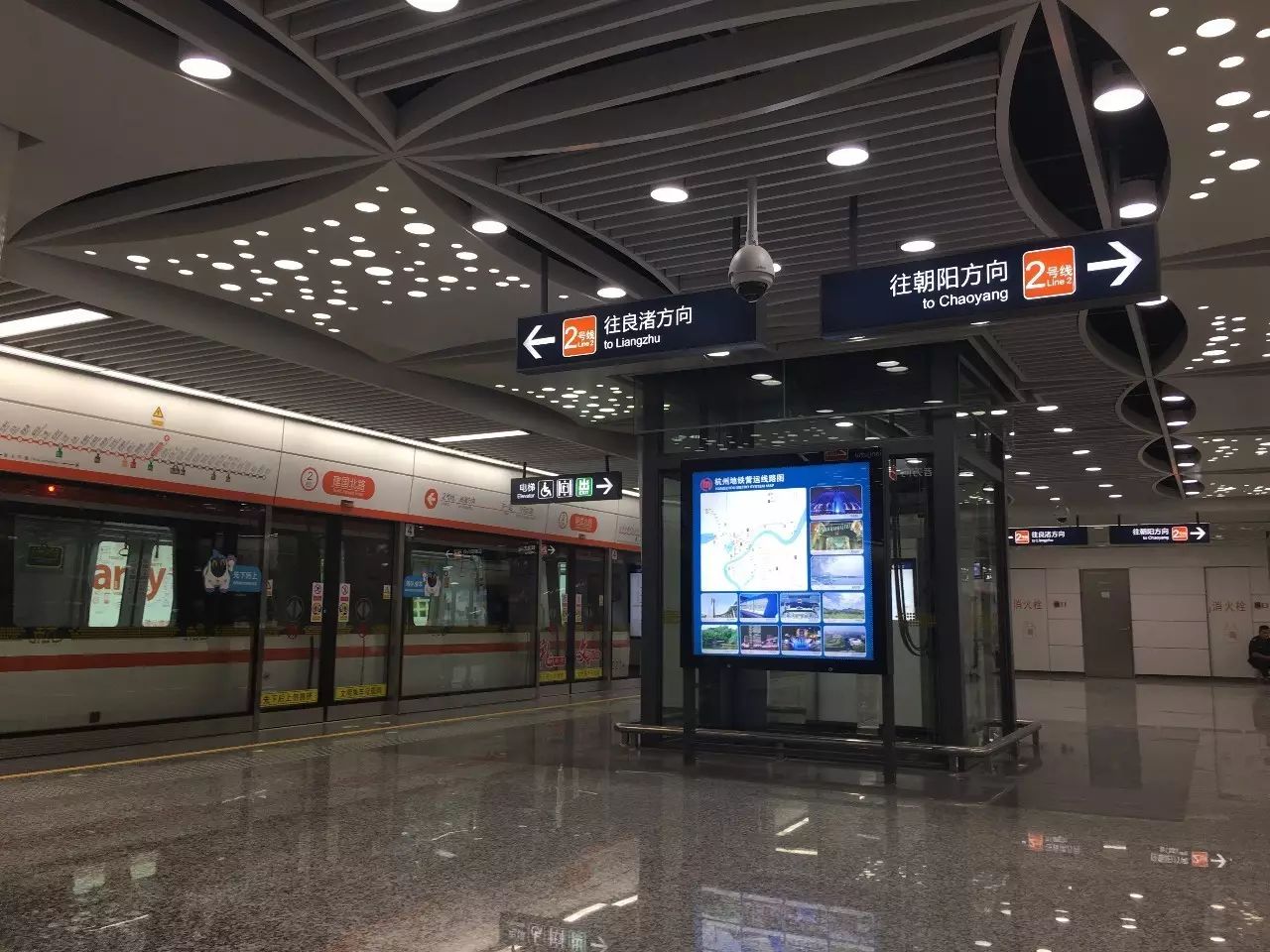 庆春广场站围绕车站区域主题"现代中心"展开空间设计;建国北路站依托