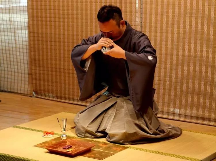熏香演变成按照一定方式的"品香"风俗,逐渐形成了日本的"香道"