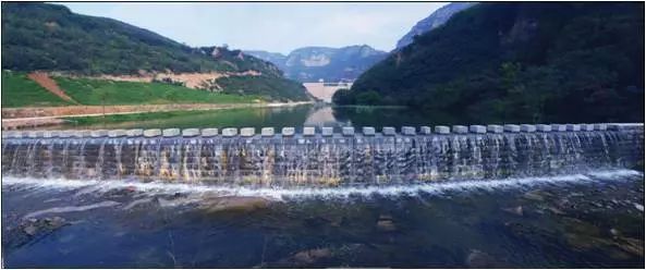 作为天然河流河道的常用水利设施,滚水坝在