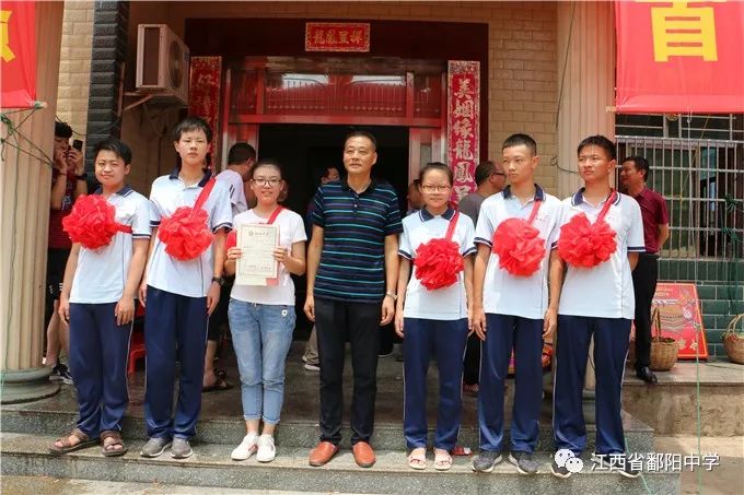 北大学子严宇            8月5日上午,县政协副主席,鄱阳中学校长卓凡