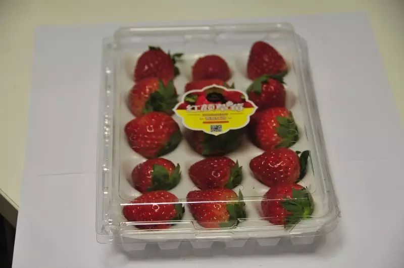 ole"超市(恒隆负一楼) 最浓郁草莓香 ole"超市出售的草莓的 包装首先