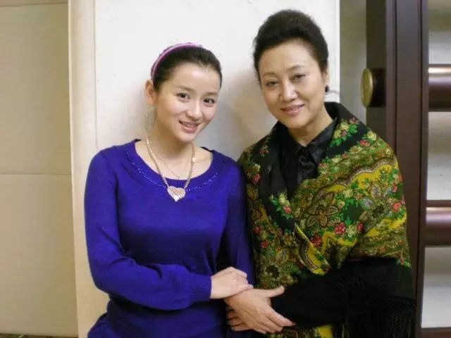 车晓妈妈王丽云也是优秀的表演艺术家,出演过很多优秀的作品,是国家