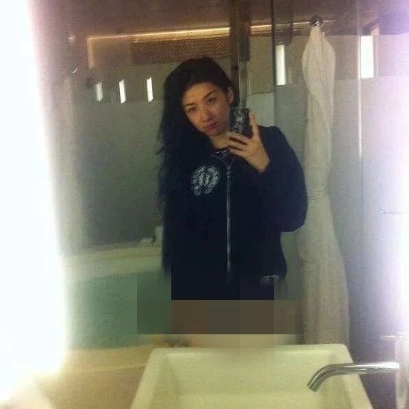 黄毅清愤怒报复,曝光前妻黄奕大尺度私房照,网友:不配人父,渣男!