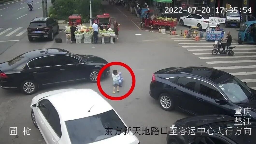 推车走路中间被撞,太危险！垫江一幼童独自推着车走上马路，被行驶车辆撞翻 | 夏季整治..