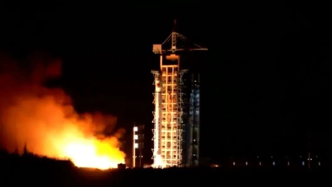 我国在酒泉卫星发射中心用长征四号丙运载火箭，成功将L-SAR 01组A星发射升空。-1