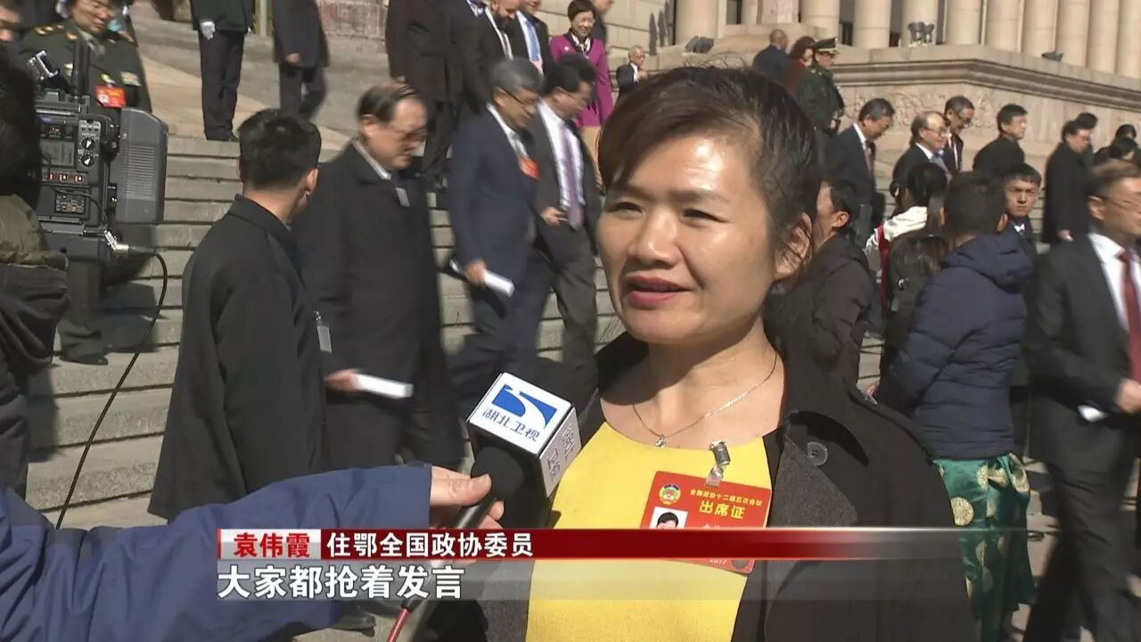 “討論時(shí)間感覺都不夠用。大家都搶著發(fā)言，而且委員談問題都非常實(shí)事求是、非常中肯”